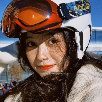 绿杨移作两家春